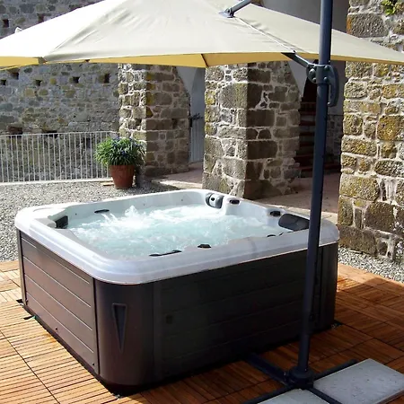 Flat With Heated Hot Tub And Shared Pool Casola in Lunigiana